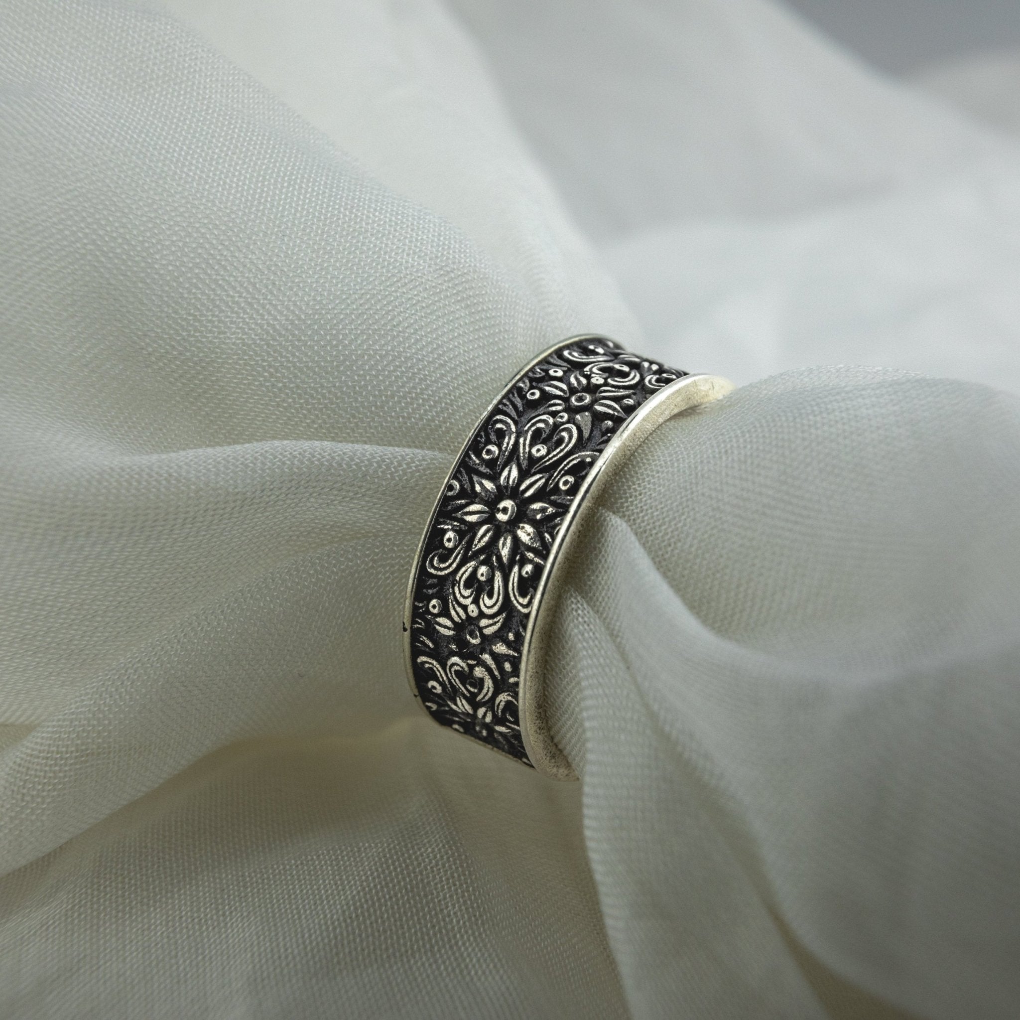 925 Silver Men's Vintage - Style Carved Band - Miraura Jewels