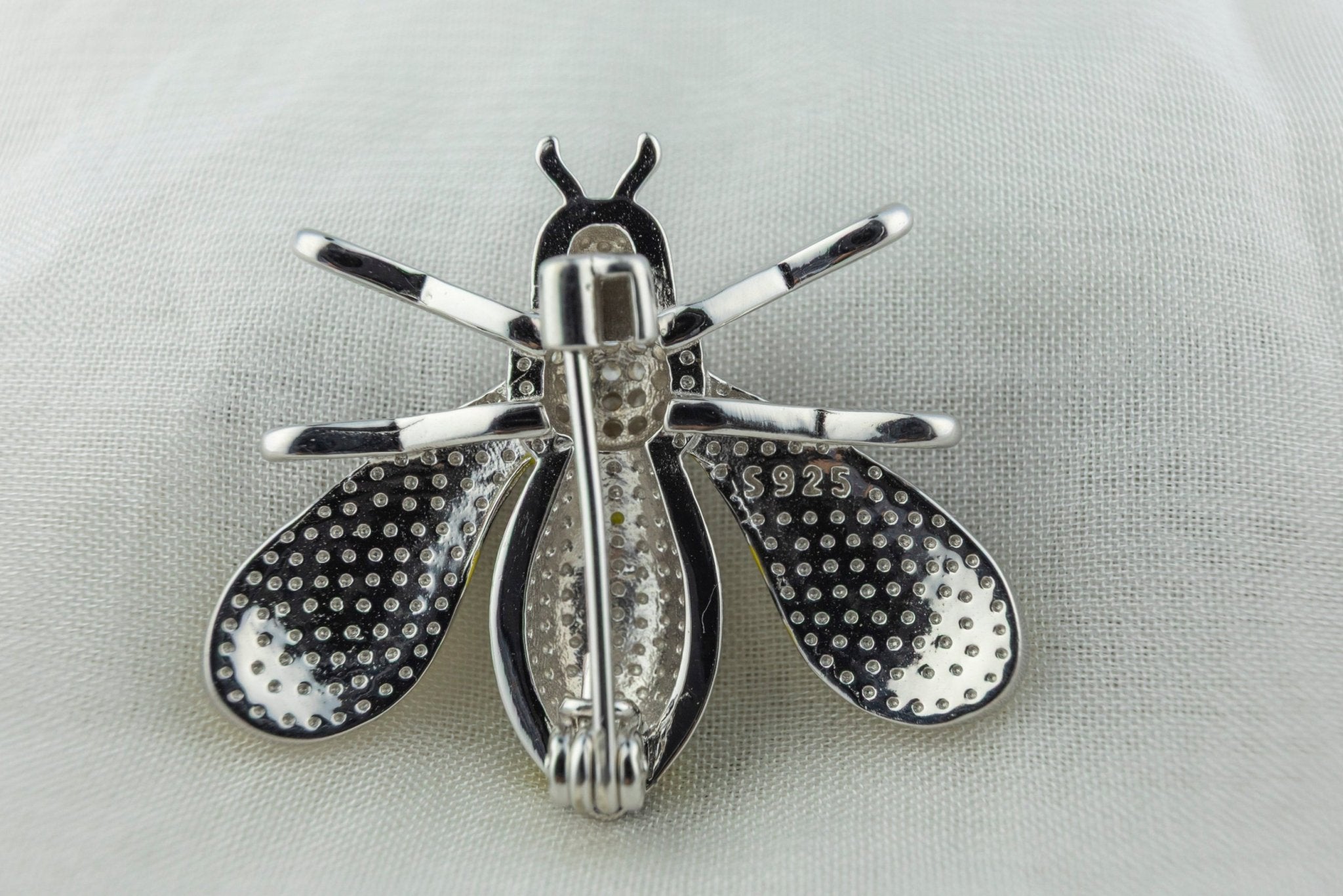 The Busy Bee brooch - Miraura Jewels