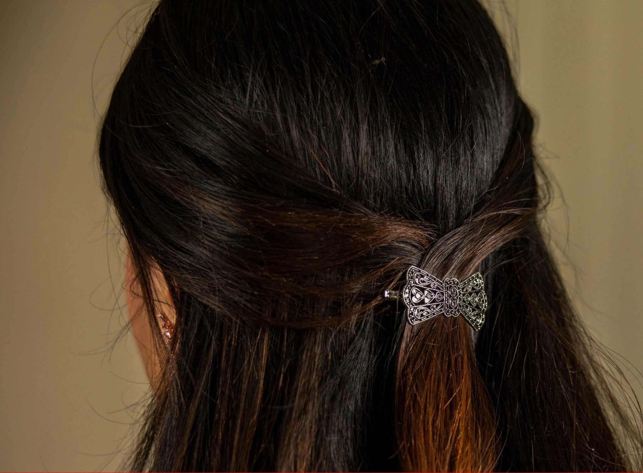 Vintage - Style Silver Bow Clip - Miraura Jewels